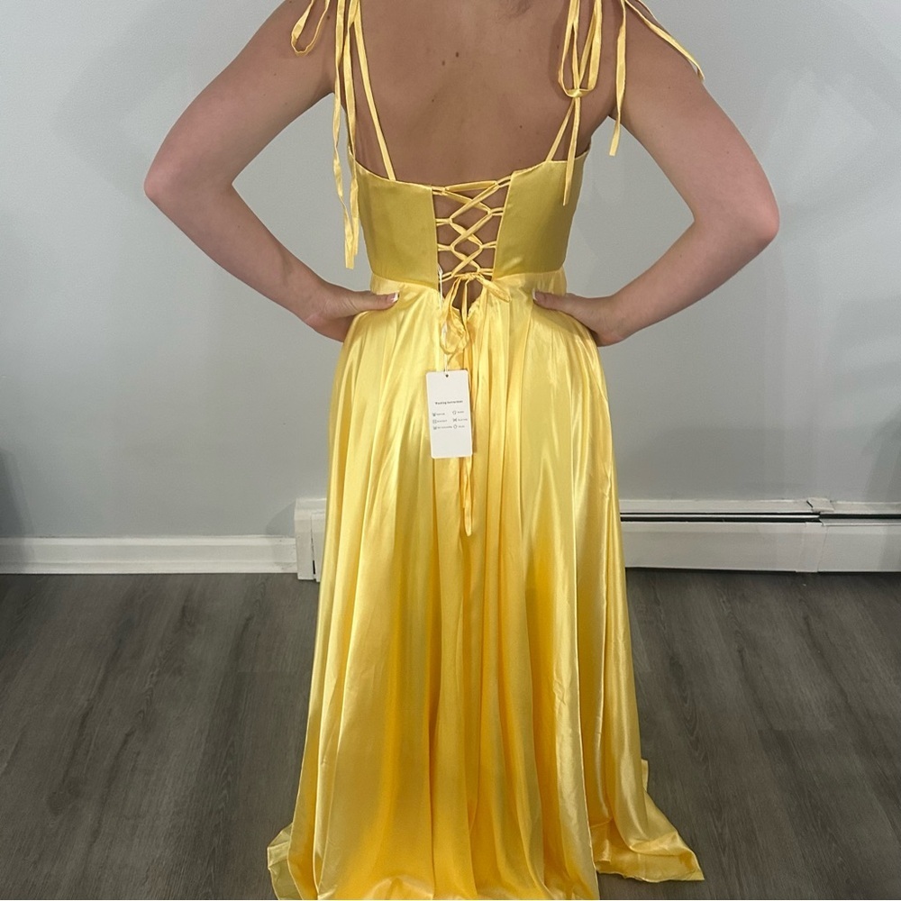 🔥Sat Sale🔥 Yellow Satin Gown NWT Size 4 - Picture 3 of 5